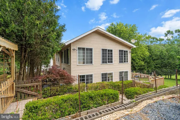 a view of a house with backyard