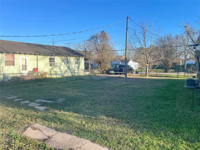 a view of a house with backyard and porch