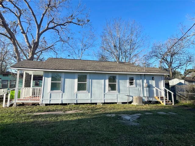a view of a house with a backyard