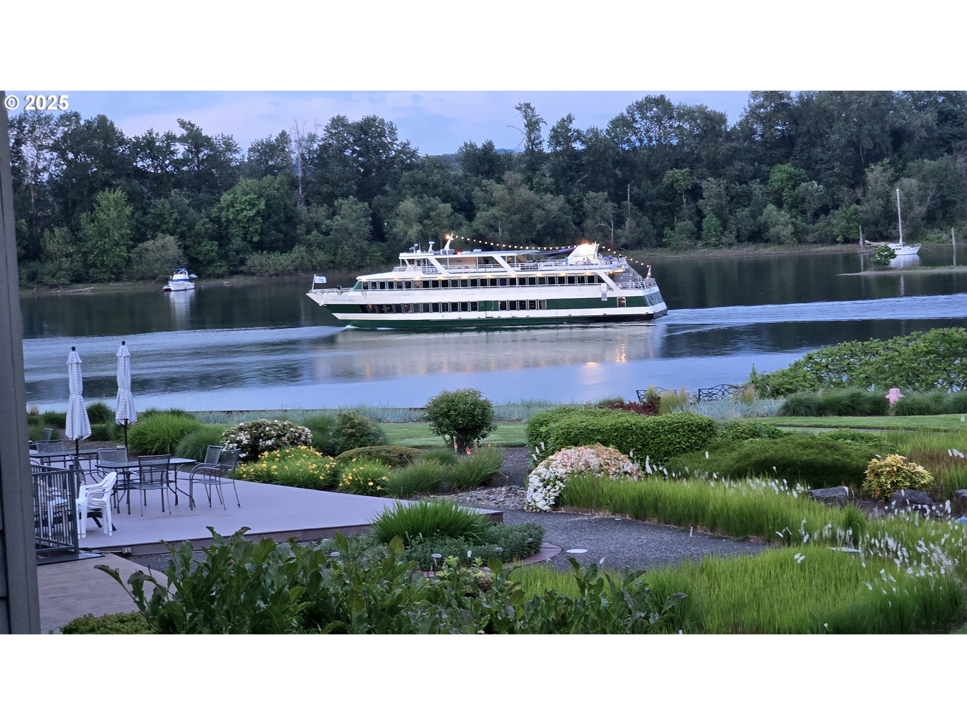 5624 South Riverside Lane, Unit 8 Portland, OR 97239 - Photo 6 of 11