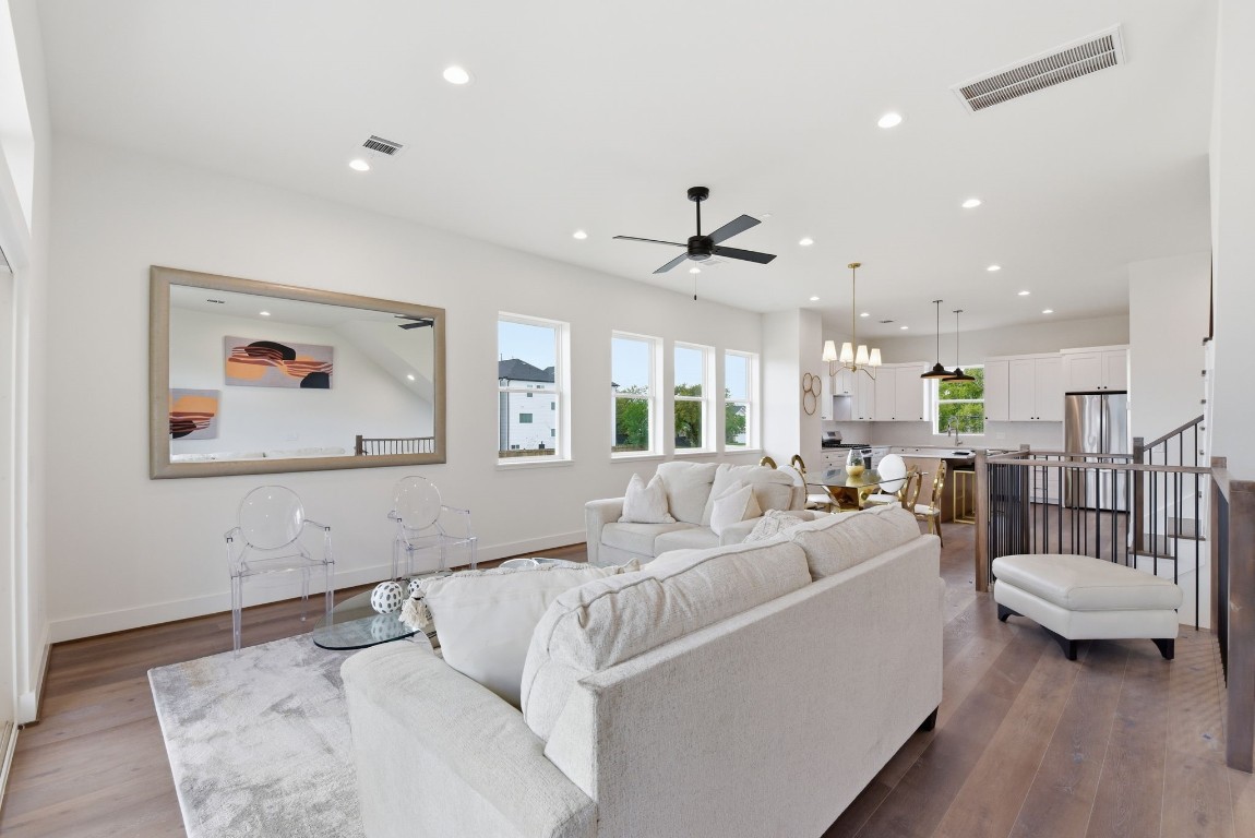 7708 Earl Rudder Way Houston, TX 77055 - Photo 8 of 45