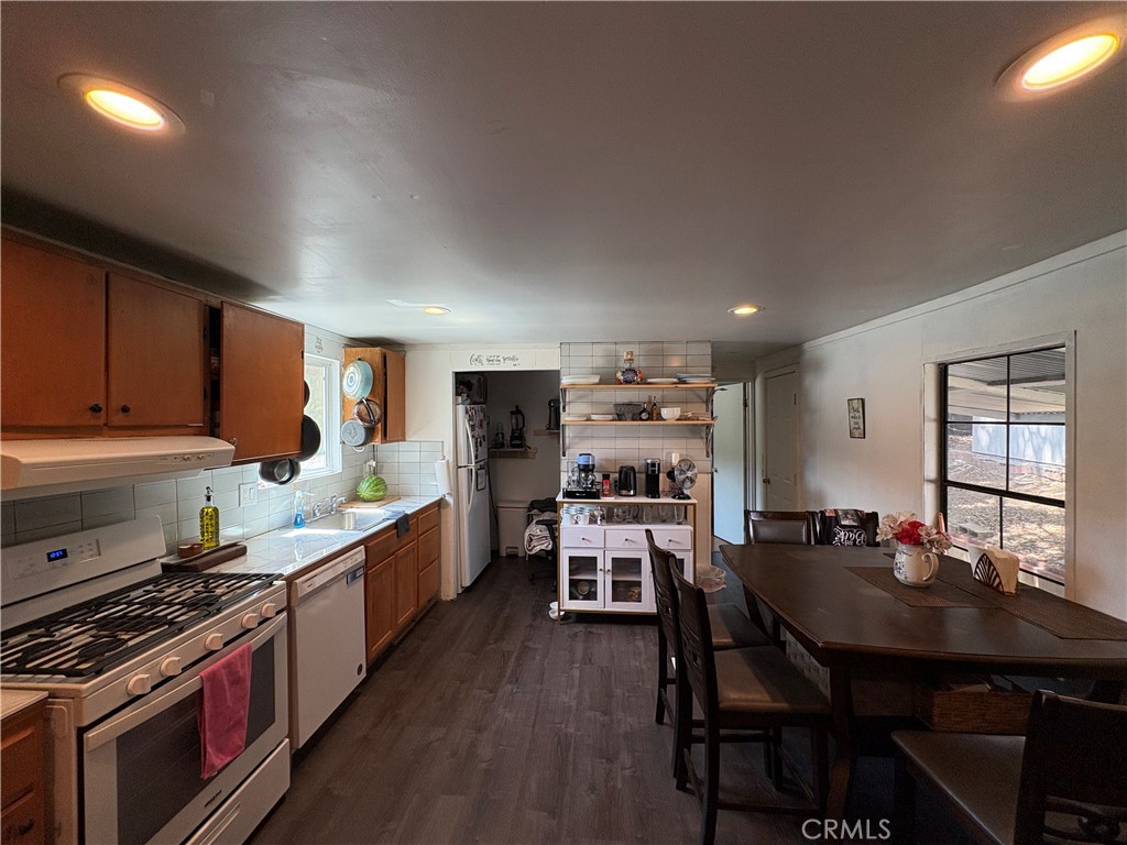 23500 The Old Road, Unit 37 Newhall, CA 91321 - Photo 6 of 19 Kitchen
