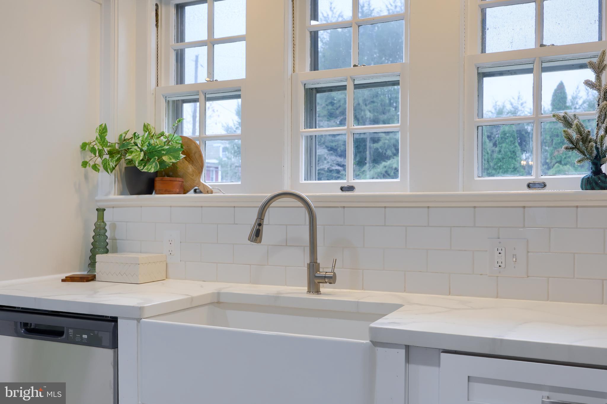 568 Chestnut Street Columbia, PA 17512 - Photo 21 of 68 a bathroom with a sink and a window