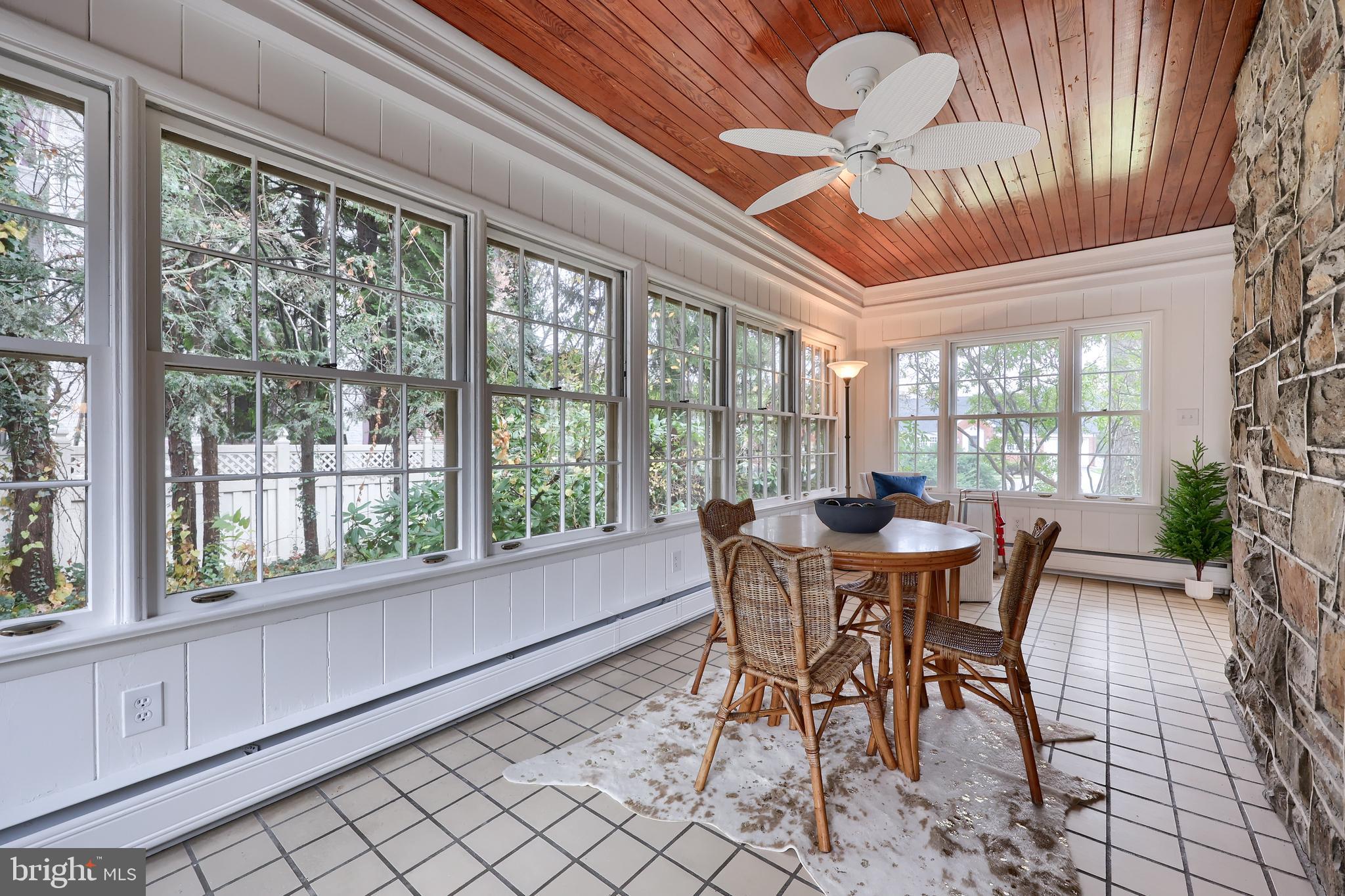 568 Chestnut Street Columbia, PA 17512 - Photo 24 of 68 a dining room with furniture a chandelier and a rug