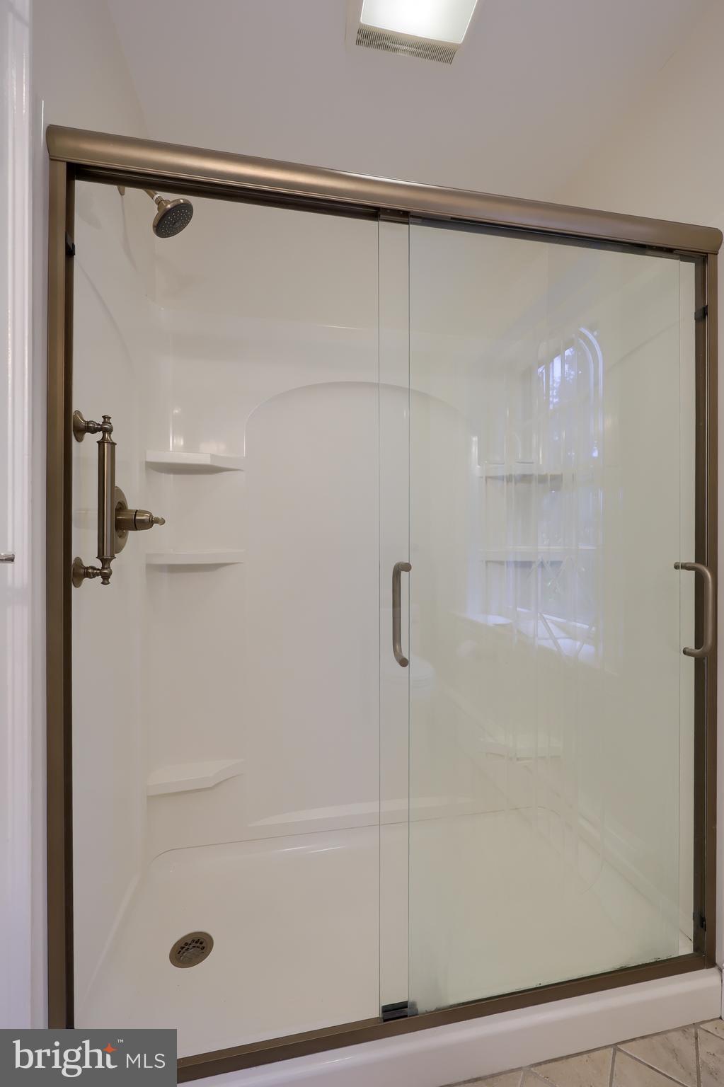 568 Chestnut Street Columbia, PA 17512 - Photo 34 of 68 a bathroom with a shower