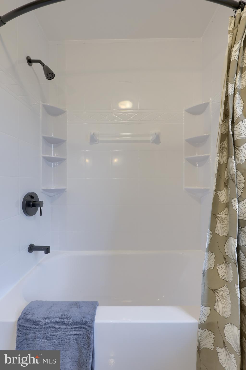 568 Chestnut Street Columbia, PA 17512 - Photo 42 of 68 a bathroom with a shower