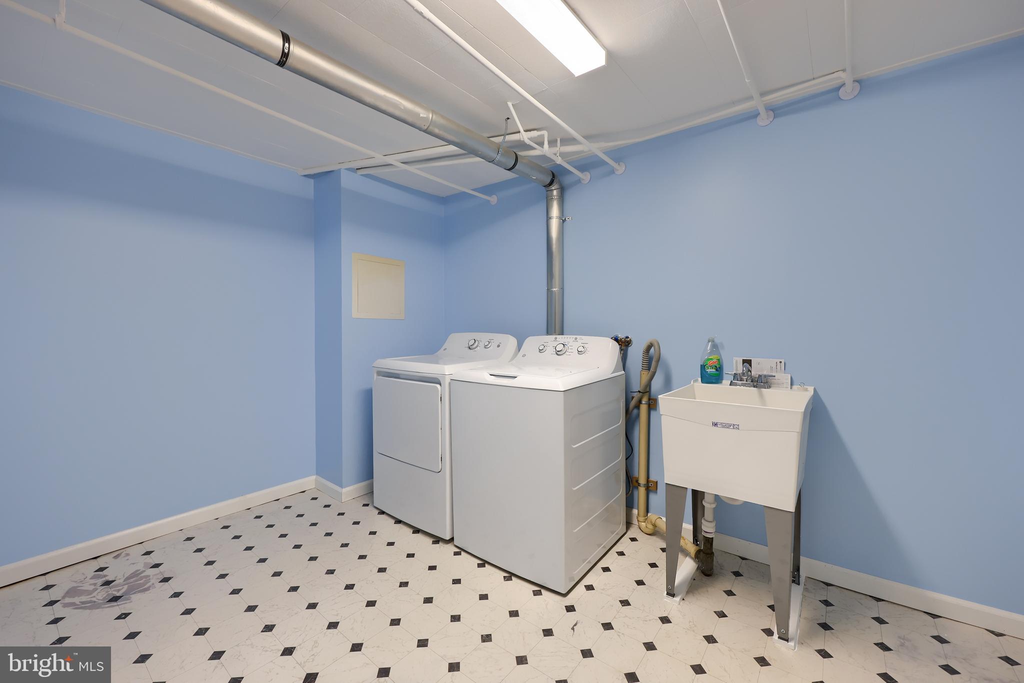 568 Chestnut Street Columbia, PA 17512 - Photo 53 of 68 a utility room with dryer and washer