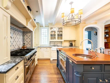 $3,198,000 | 170 Manhasset Woods Road, Manhasset, NY 11030