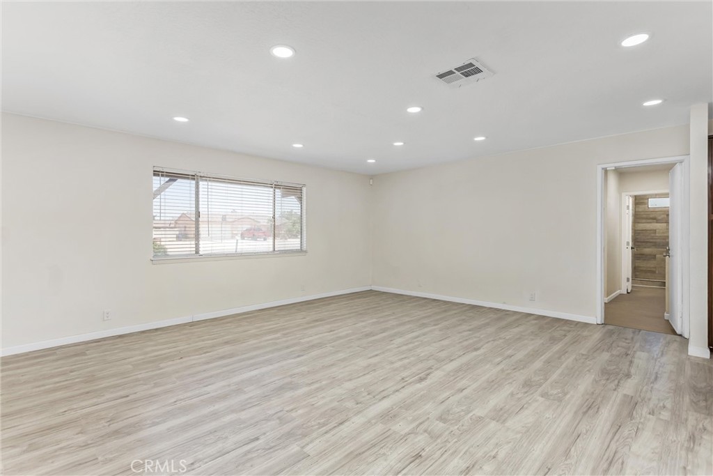 19891 Talihina Road Apple Valley, CA 92307 - Photo 14 of 81 Living room