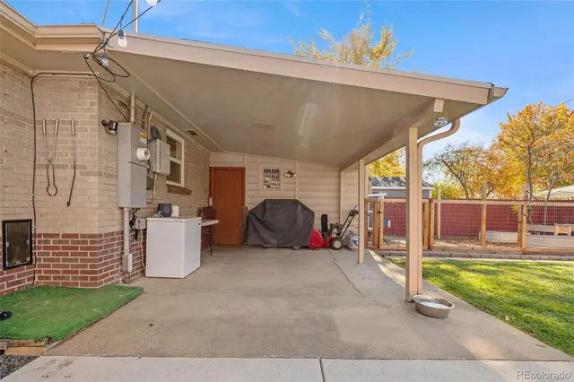 a view of a house with backyard