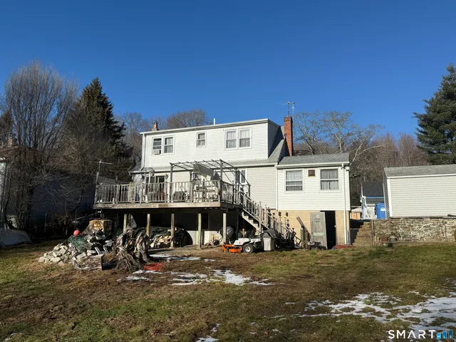 a view of a house with backyard