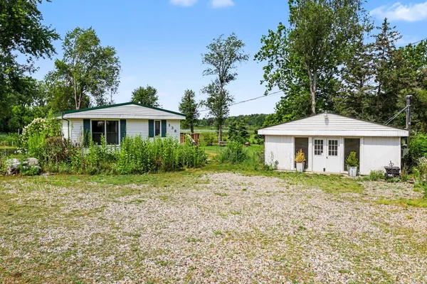 $200,000 | 138 South Snow Prairie Road, Coldwater, MI 49036