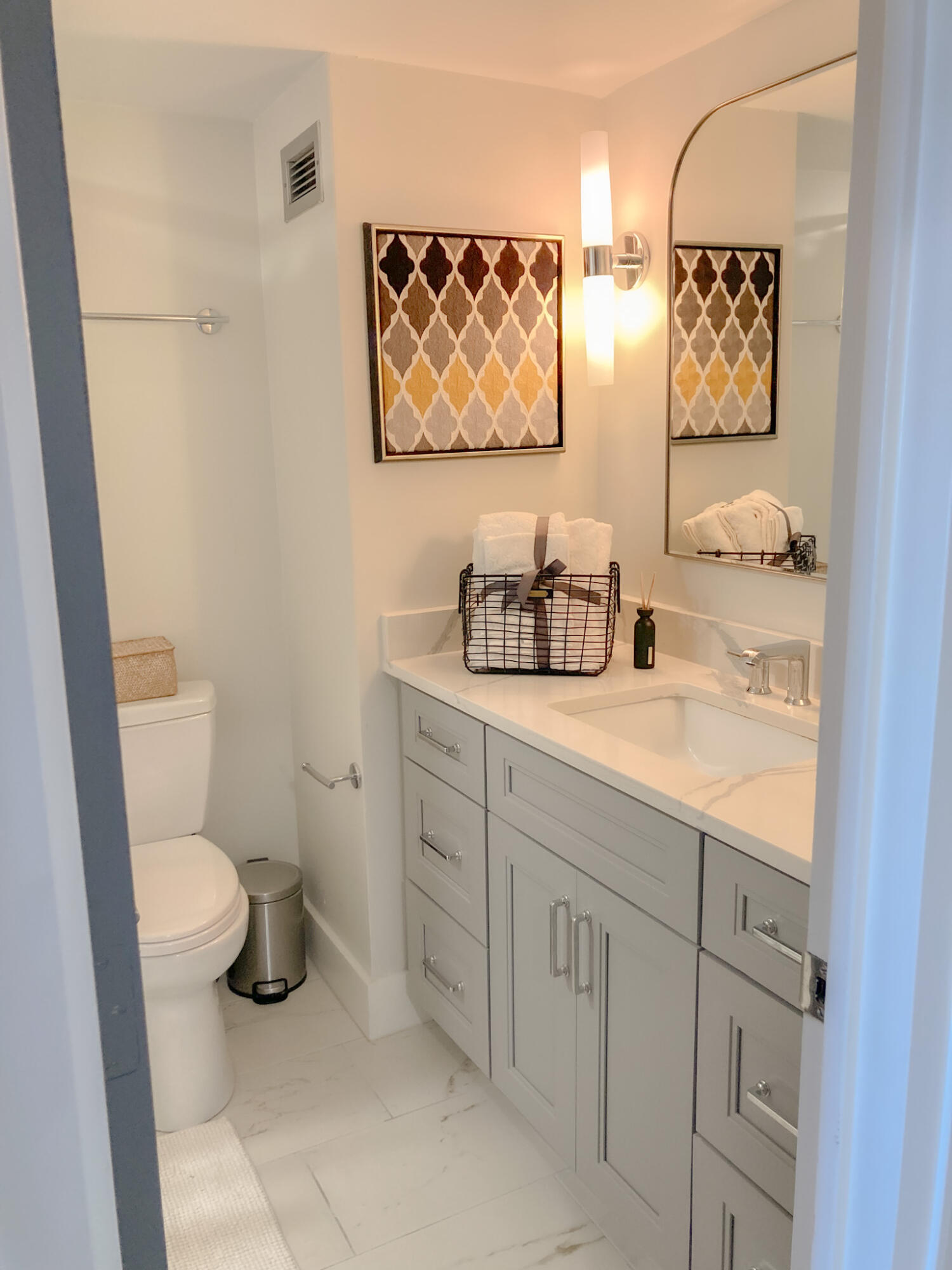 14 Lockwood Drive, Unit 3B Charleston, SC 29401 - Photo 11 of 33 Bath 1