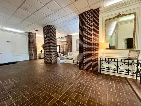 $2,550 | 14 Lockwood Drive, Unit 3B, Charleston, SC 29401