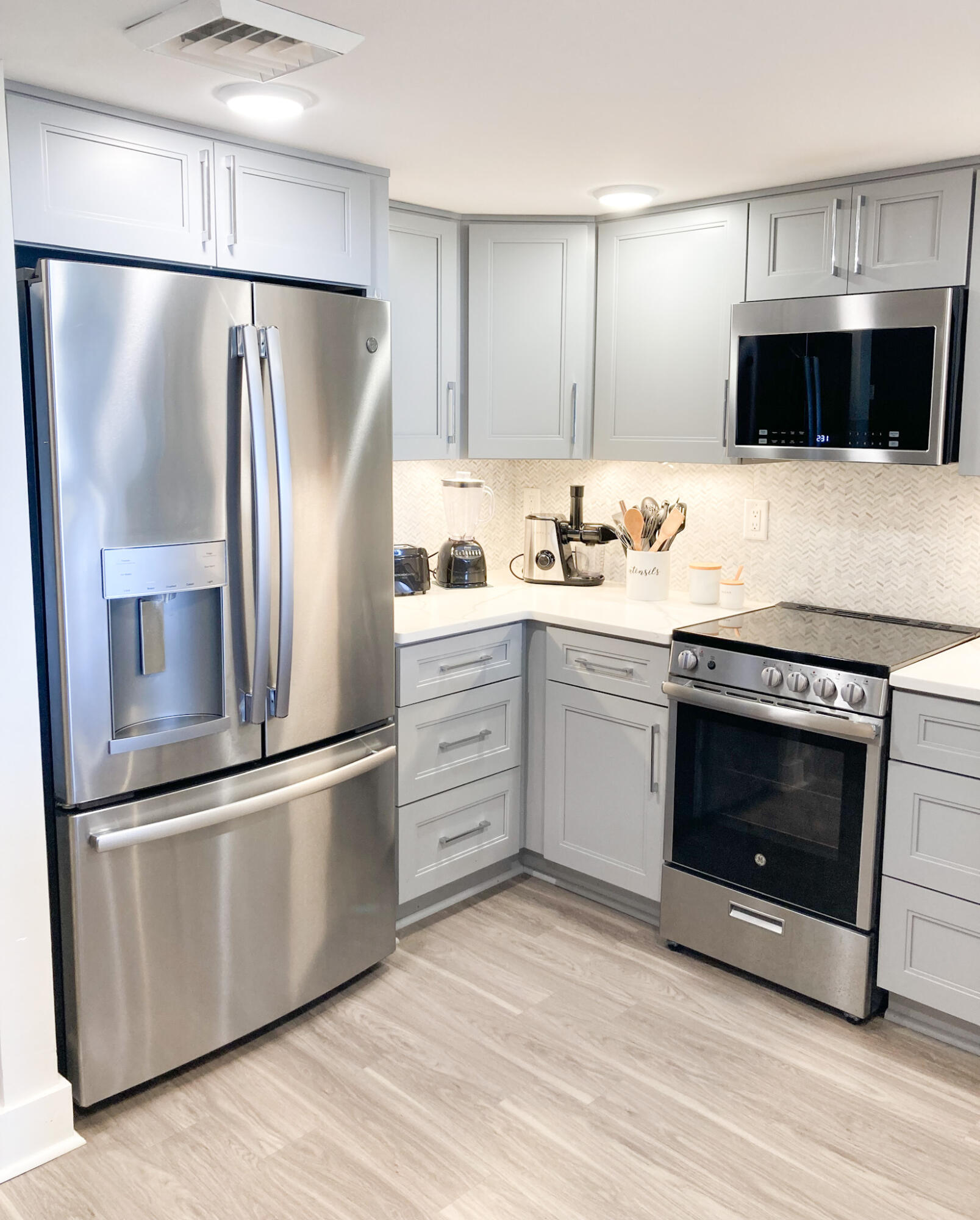 14 Lockwood Drive, Unit 3B Charleston, SC 29401 - Photo 9 of 33 Kitchen 2
