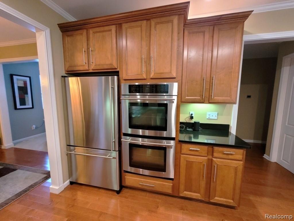 2036 Roundtree Rochester, MI 48307 - Photo 8 of 32 08-Kitchen 3.jpg
