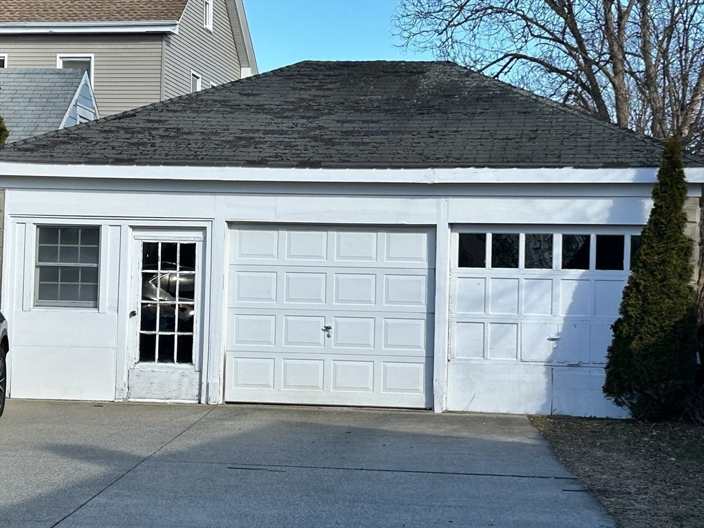 20 Shawmut Avenue New Bedford, MA 02740 - Photo 5 of 29 a view of a house
