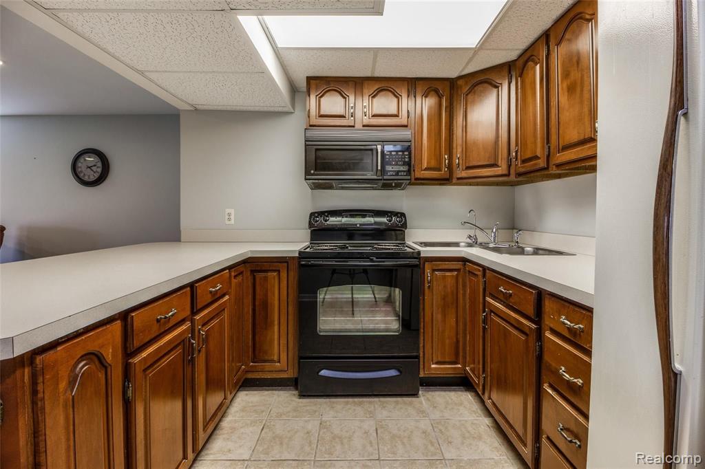 11031 Fenton Road Fenton, MI 48430 - Photo 26 of 37