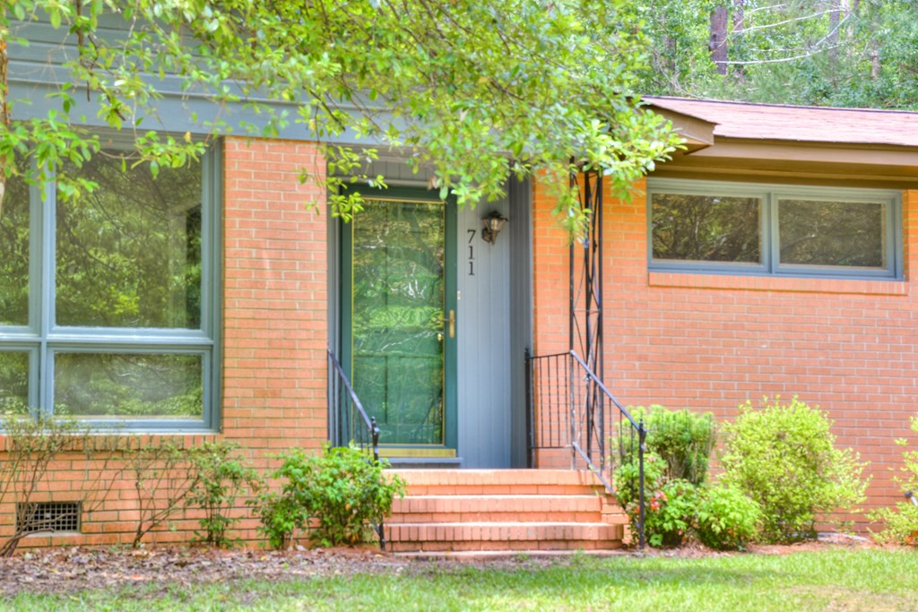 711 West Rollingwood Road Aiken, SC 29801 - Photo 3 of 30