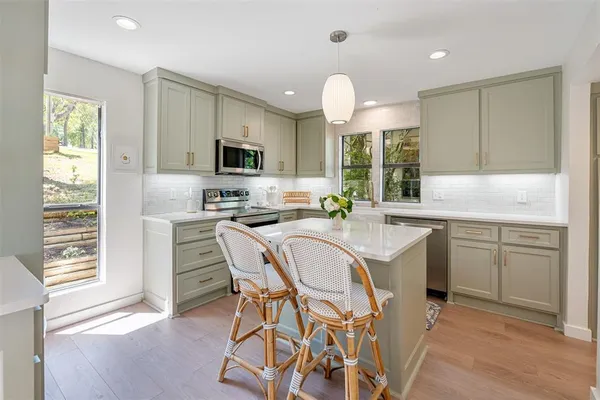 $825,000 | 513 Winding Shore Drive, Tool, TX 75143