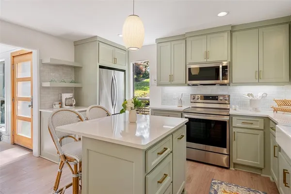 $825,000 | 513 Winding Shore Drive, Tool, TX 75143