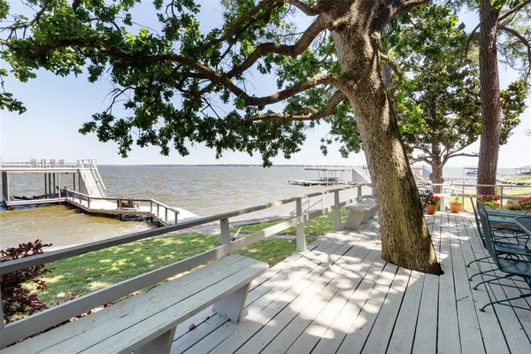 $825,000 | 513 Winding Shore Drive, Tool, TX 75143