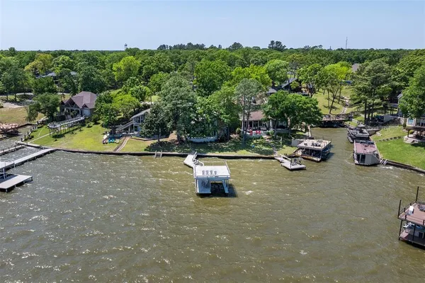 $825,000 | 513 Winding Shore Drive, Tool, TX 75143