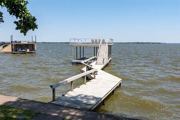 $825,000 | 513 Winding Shore Drive, Tool, TX 75143