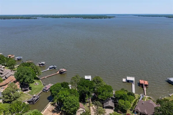 $825,000 | 513 Winding Shore Drive, Tool, TX 75143