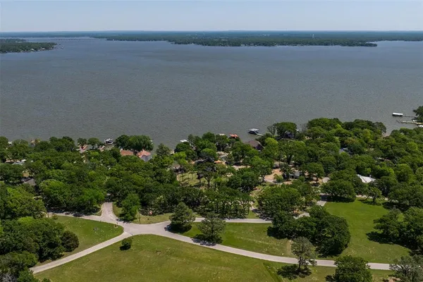 $825,000 | 513 Winding Shore Drive, Tool, TX 75143