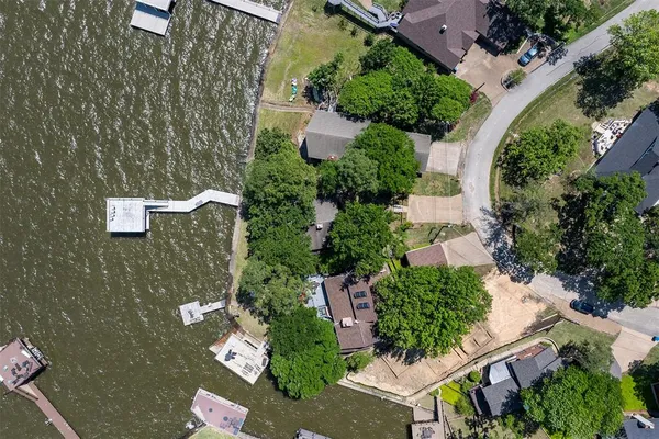 $825,000 | 513 Winding Shore Drive, Tool, TX 75143