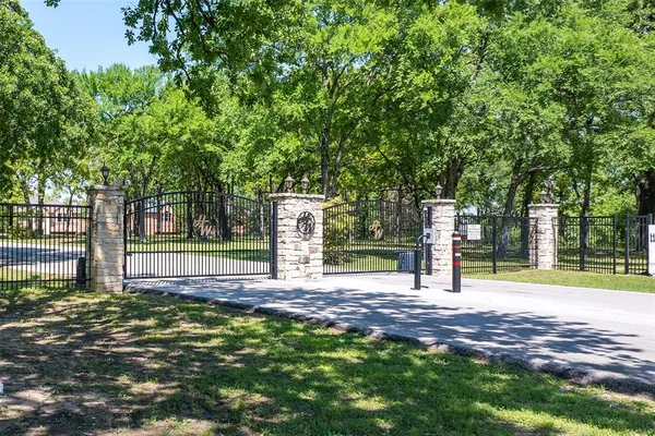 $825,000 | 513 Winding Shore Drive, Tool, TX 75143