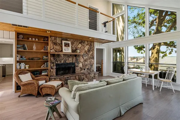 $825,000 | 513 Winding Shore Drive, Tool, TX 75143