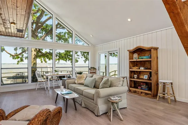 $825,000 | 513 Winding Shore Drive, Tool, TX 75143