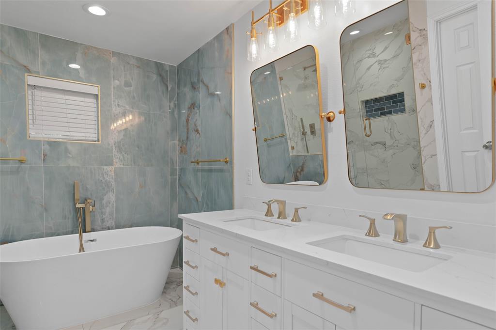 4606 Hazelhurst Lane Dallas, TX 75227 - Photo 25 of 30 a bathroom with a tub a sink and mirror