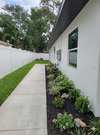 a view of back yard of the house
