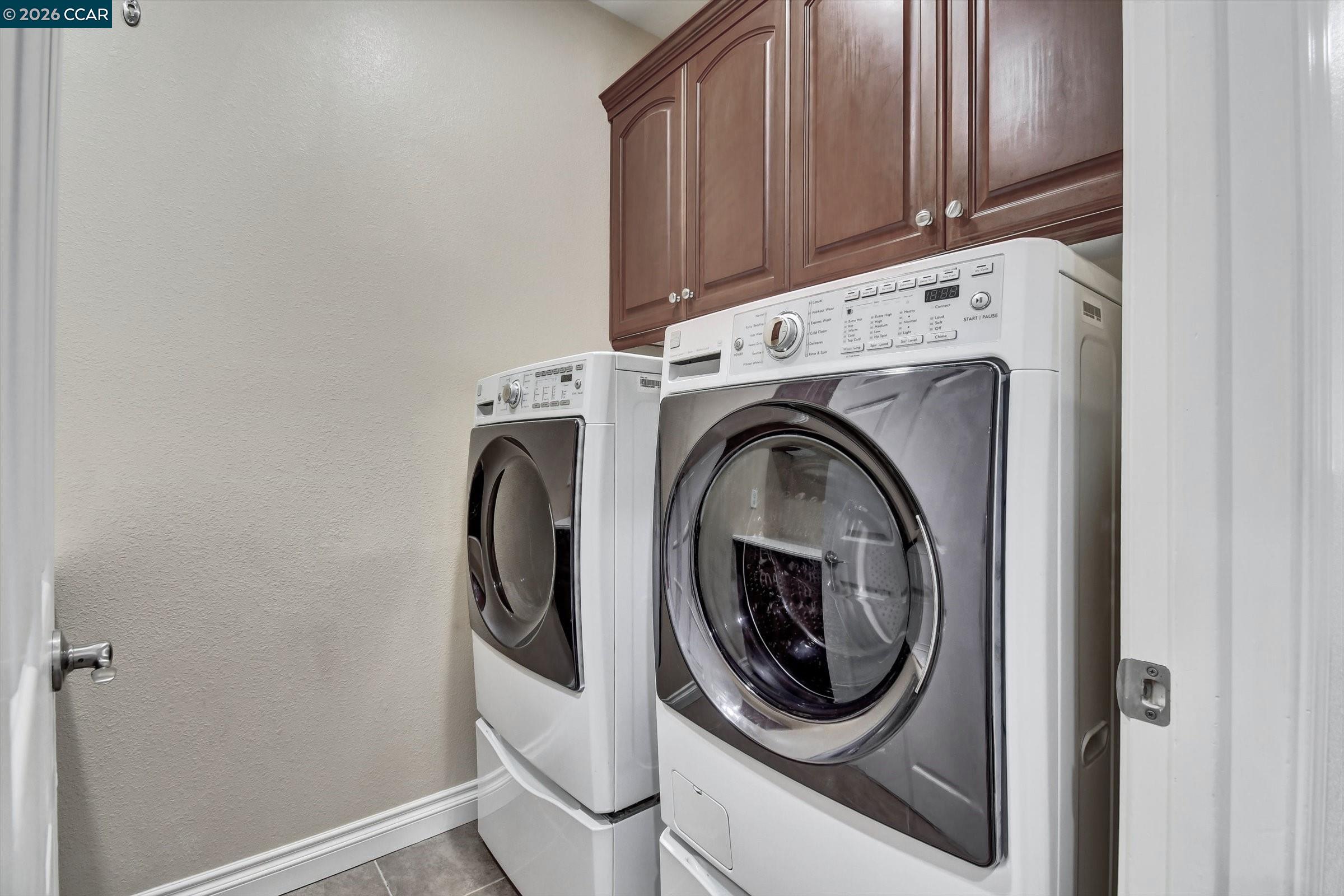 1018 Promenade Street Hercules, CA 94547 - Photo 37 of 60 a utility room with dryer and washer