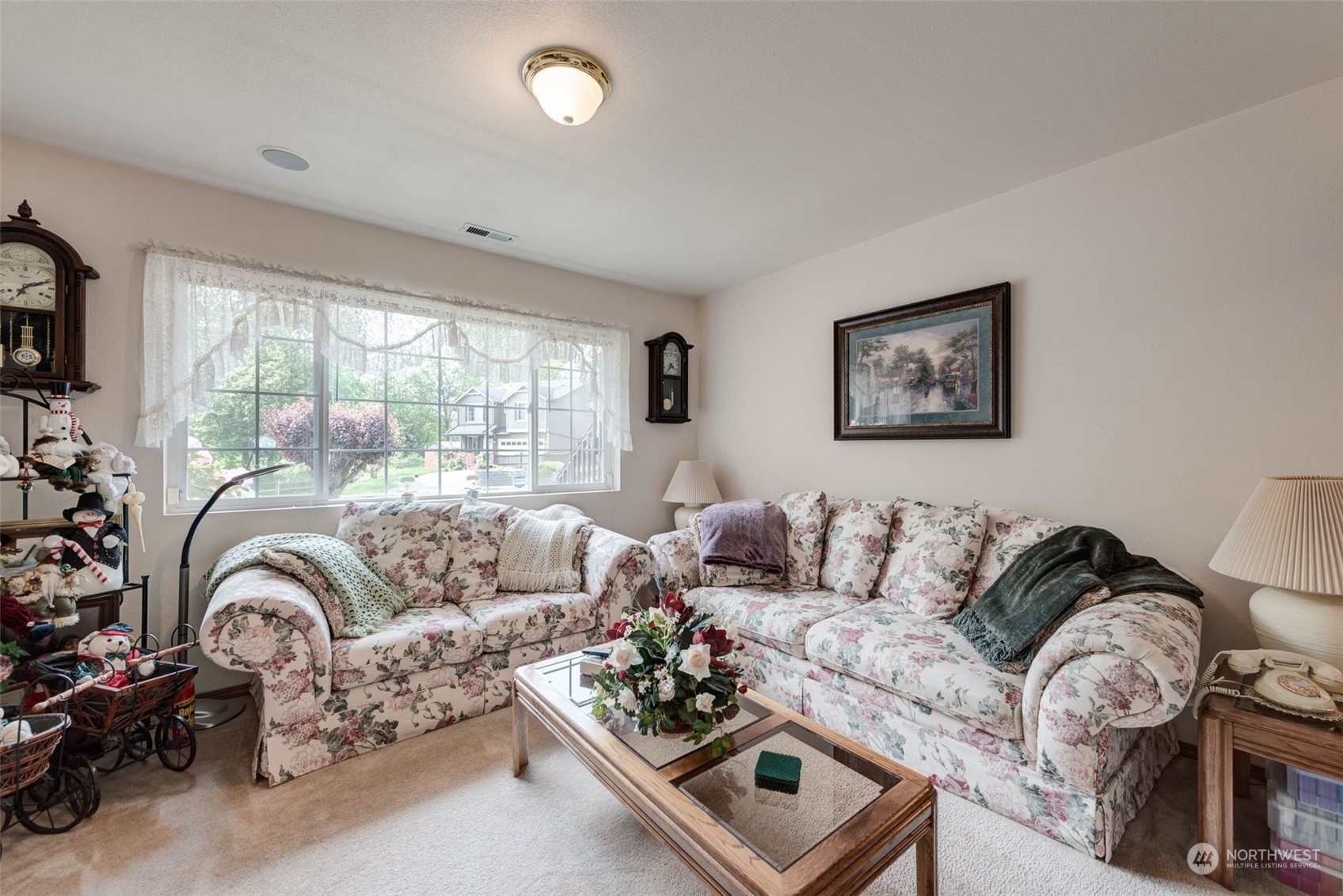 225 99th Place Southwest Everett, WA 98204 - Photo 19 of 30 a living room with furniture