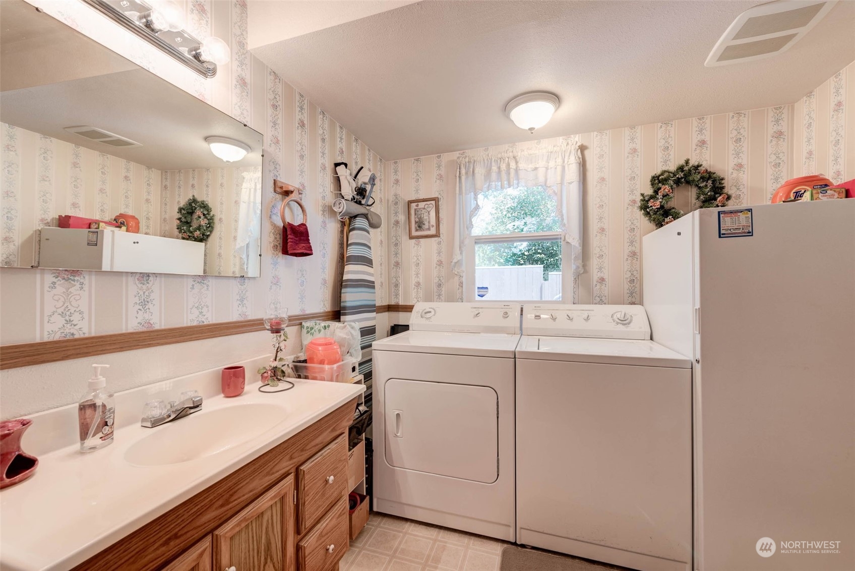 225 99th Place Southwest Everett, WA 98204 - Photo 20 of 30 a bathroom with a sink and a window