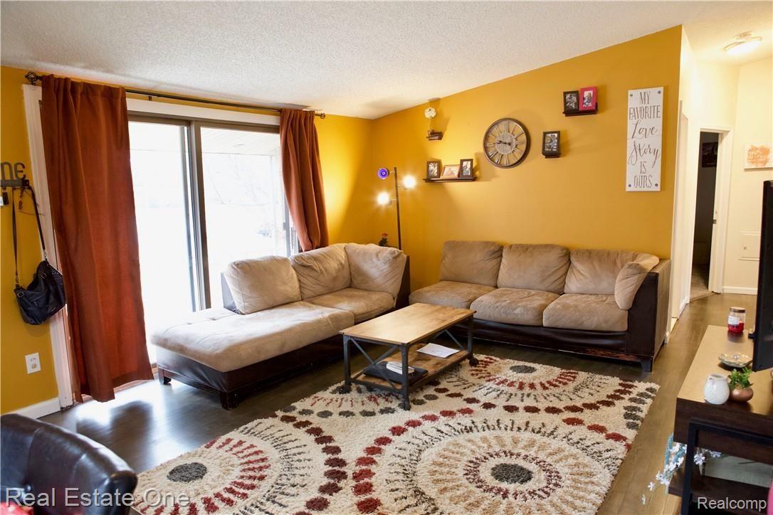 9047 Merriman Road Livonia, MI 48150 - Photo 7 of 22 IMG_8618.jpg