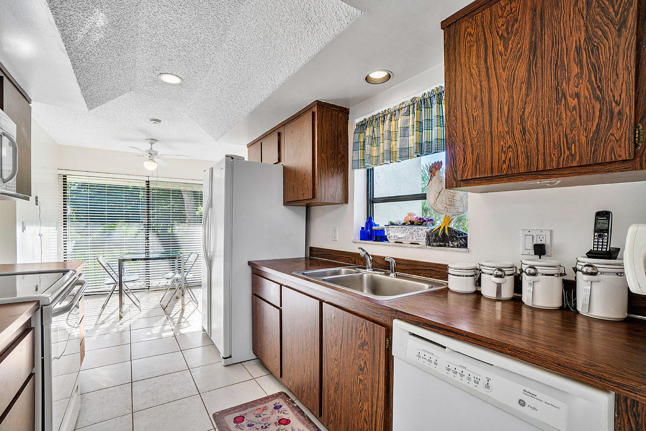 7773 Lakeside Boulevard, Unit G192 Boca Raton, FL 33434 - Photo 17 of 57 KITCHEN
