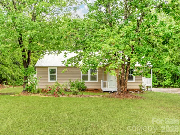 a view of a house with backyard and garden