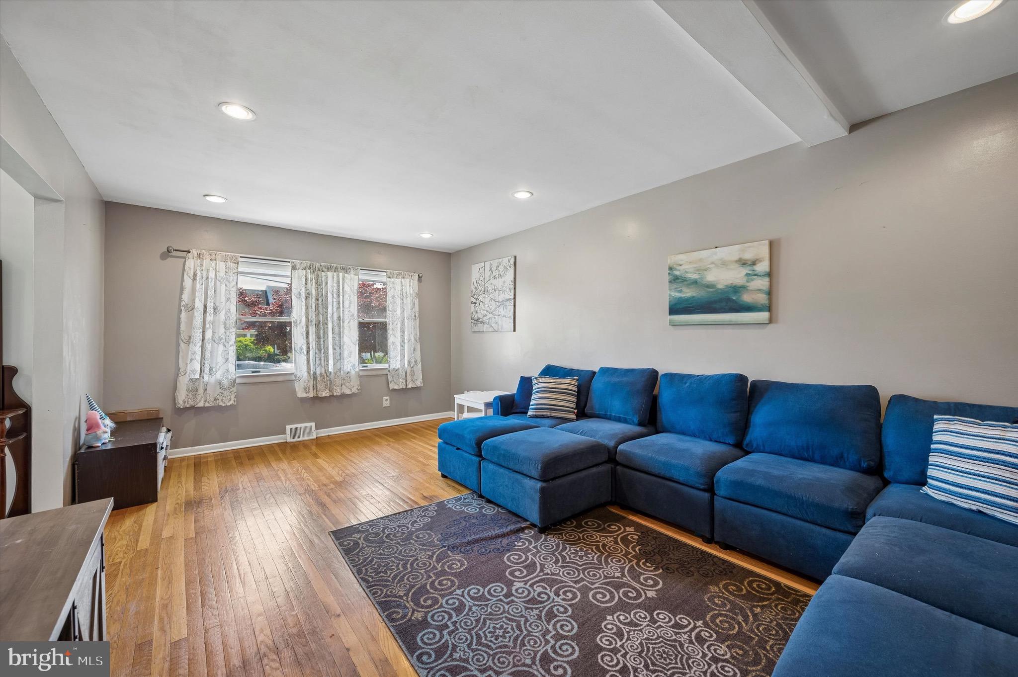 13036 Richwood Road Philadelphia, PA 19116 - Photo 4 of 29 Living Room