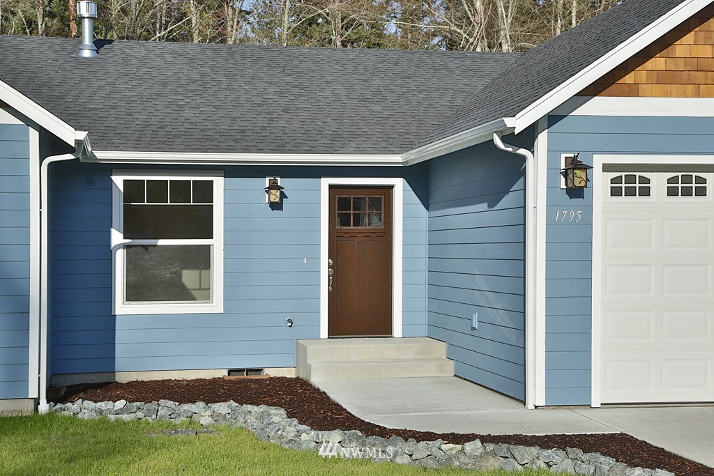 1795 Watkins Road Freeland, WA 98249 - Photo 2 of 16