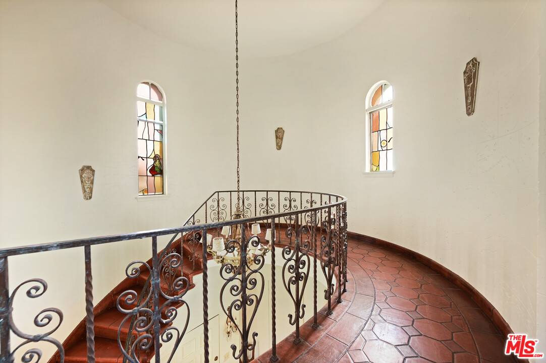 3551 Lowry Road Los Angeles, CA 90027 - Photo 25 of 50 a view of entryway with a window