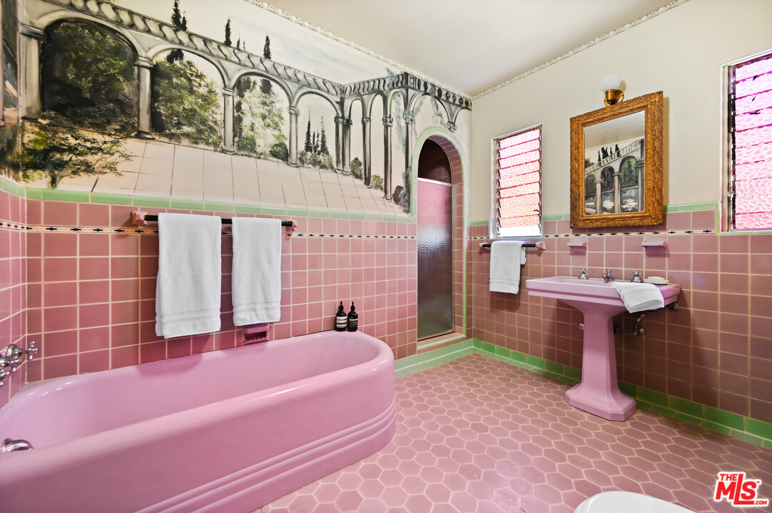 3551 Lowry Road Los Angeles, CA 90027 - Photo 33 of 50 a bathroom with a bathtub sink and mirror