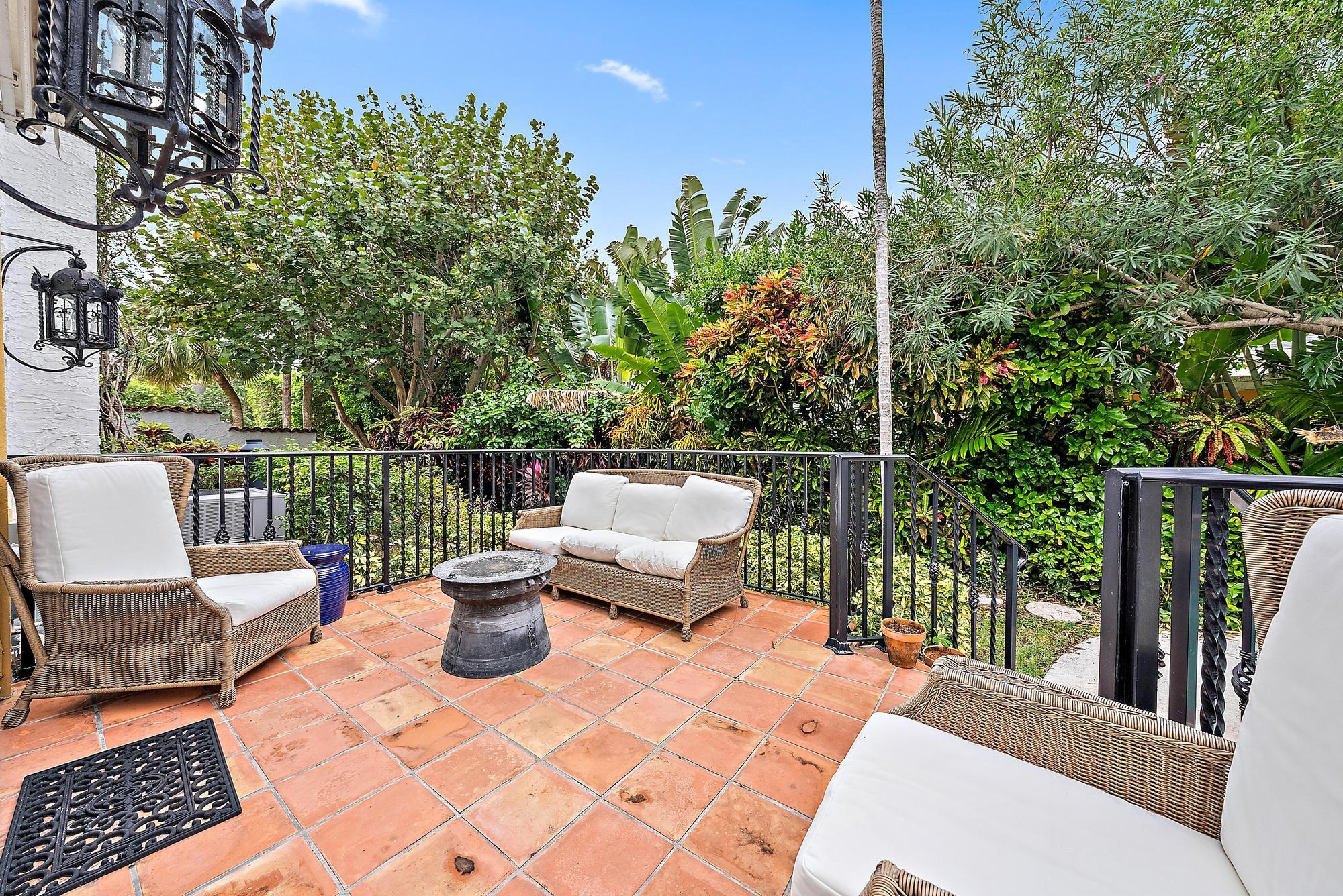 325 Seaspray Avenue Palm Beach, FL 33480 - Photo 10 of 14 325 Seaspray Avenue-15