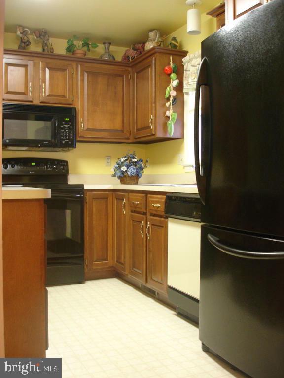 92 Sunrise Circle Denver, PA 17517 - Photo 3 of 15 a kitchen with stainless steel appliances a refrigerator and a stove