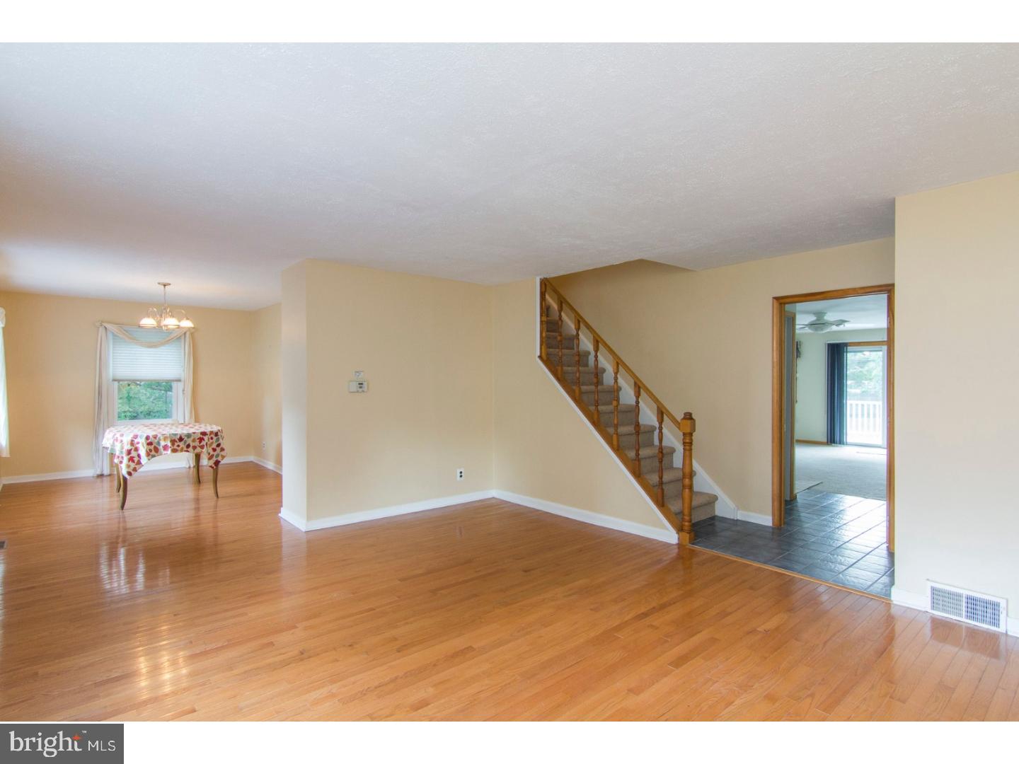 40 Belair Road Warminster, PA 18974 - Photo 4 of 25 Living Room