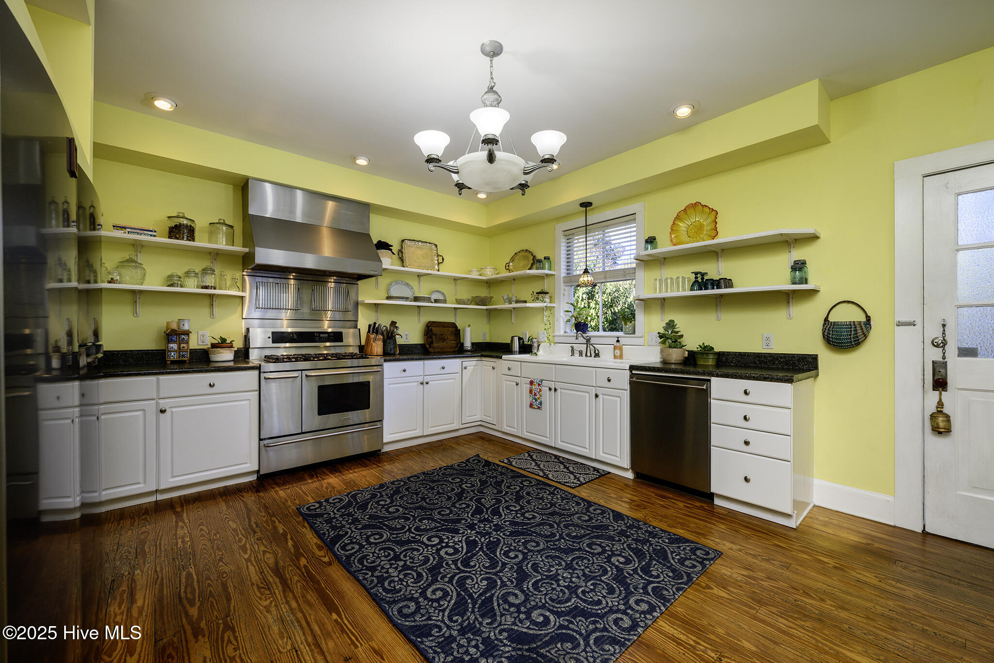 406 Queen Street New Bern, NC 28560 - Photo 3 of 69 Spacious Kitchen